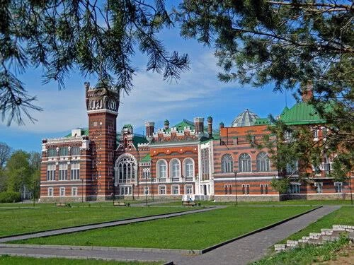 На берегу Волги в поселке Юрино (Марий Эл) расположен замок Шереметева — архитектурная ...