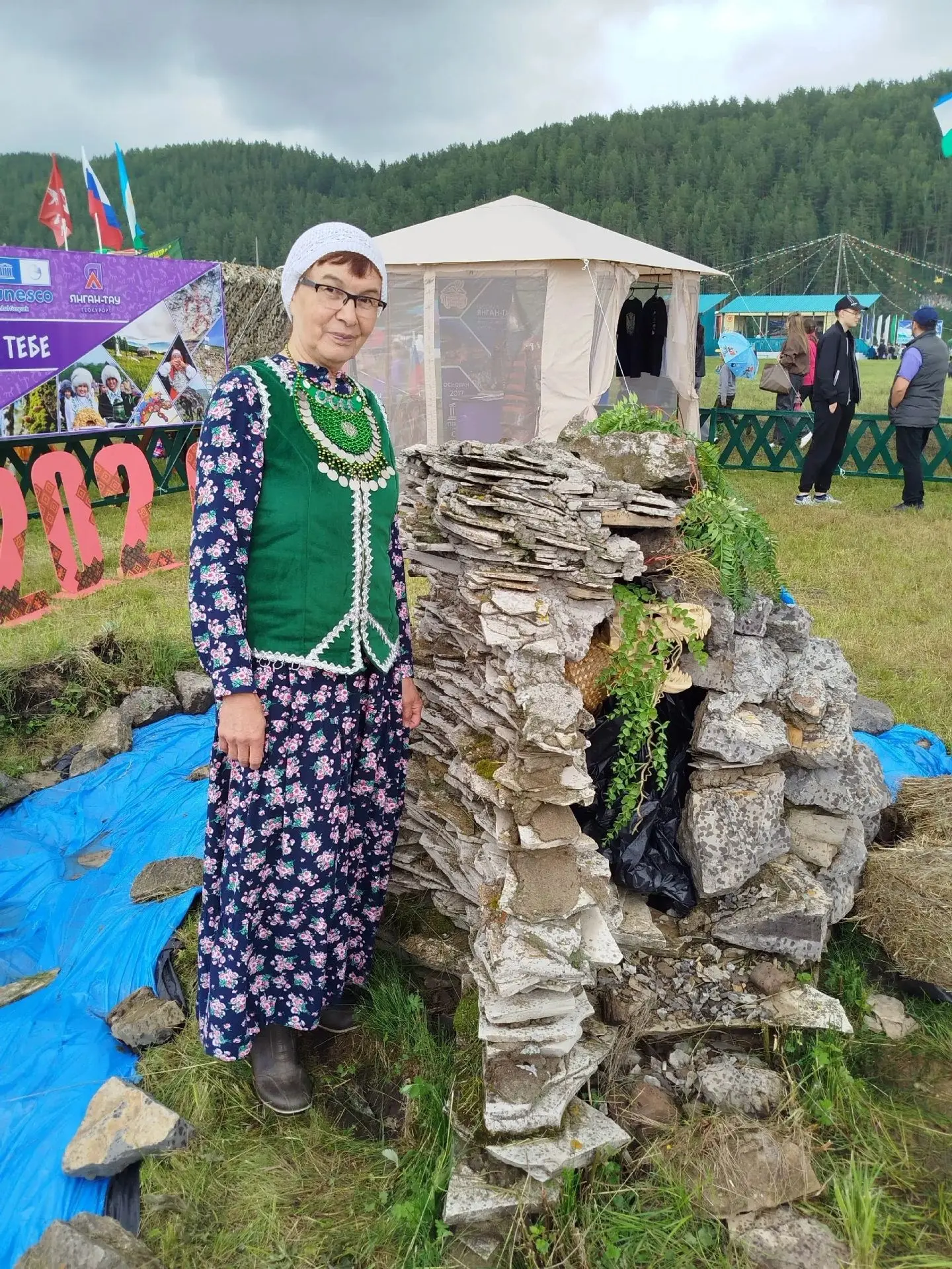 🔥Ильвира Загидуллина из села Алькино у макета Горящей горы Янгантау, сделанной из камней! А внутри 