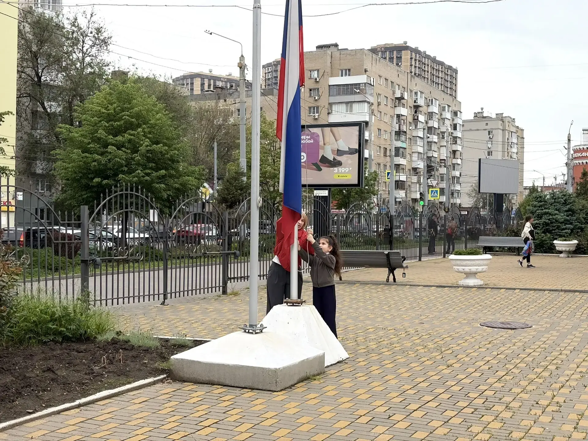 18 мая состоялась последняя торжественная линейка поднятия флага, на которой мы с детьми поговорили 
