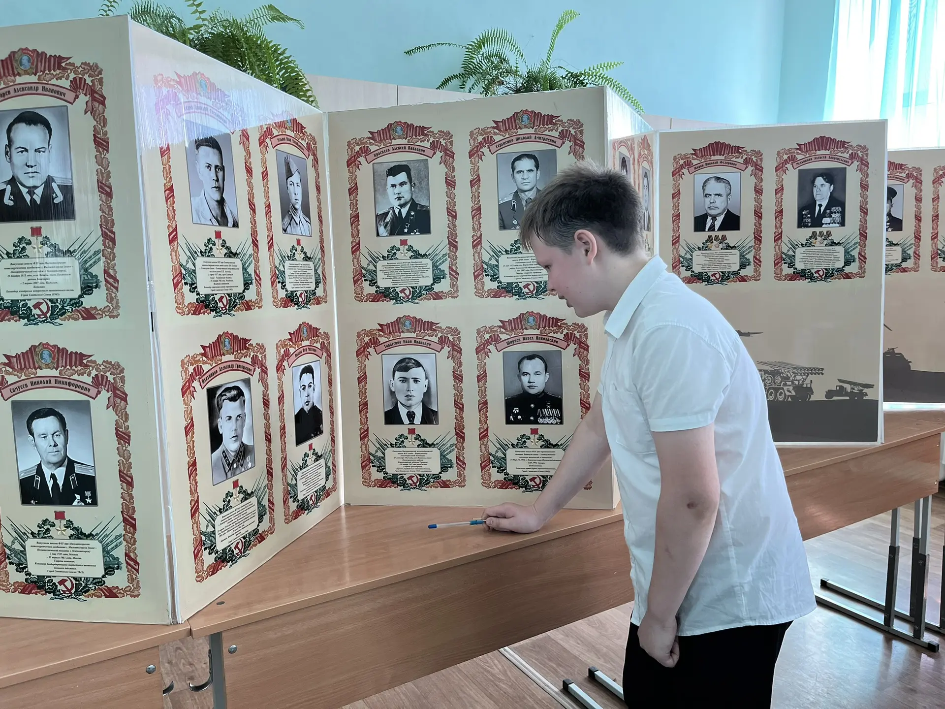 В нашей школе сегодня работала передвижная  выставка «Вахта памяти - Тыл! Вахта памяти - Фронт!» Выс