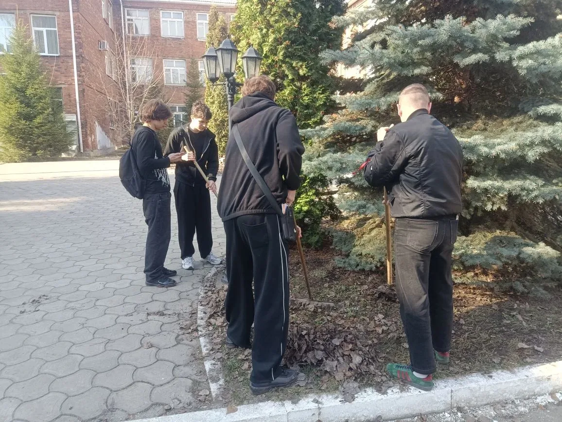 Студенты нашего филиала РГУПС вышли на субботник. Приводили в порядок территорию возле корпуса на ул