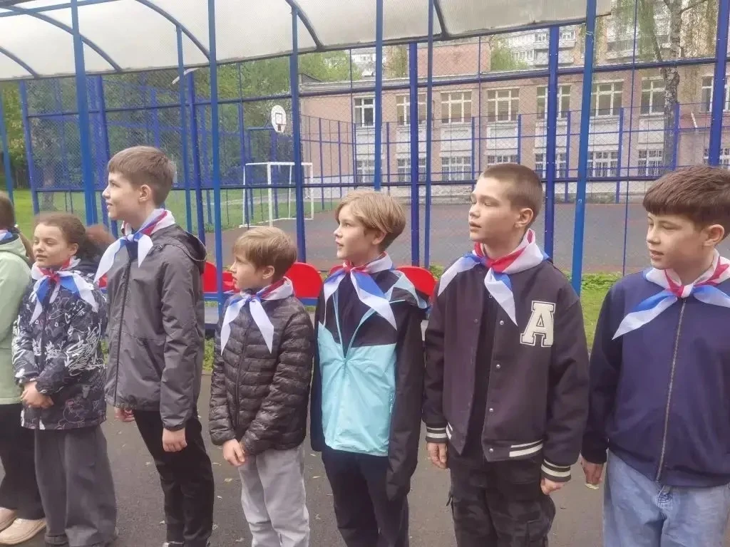 🇷🇺Новая учебная неделя, по неизменной традиции, во всех корпусах нашей школы началась с торжественно