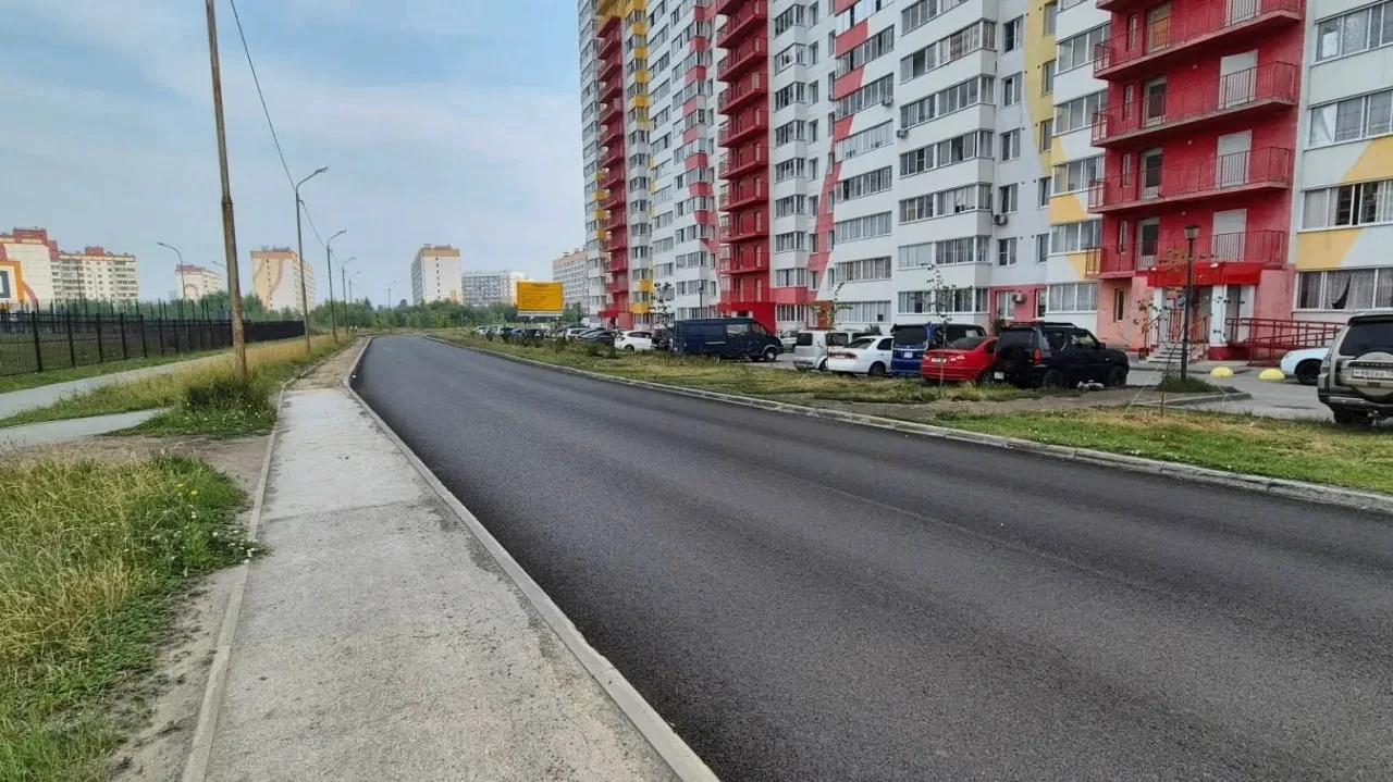 Ну красота - в Кировском районе отремонтировали дорогу возле домов по улице Петухова, 105 - выглядит