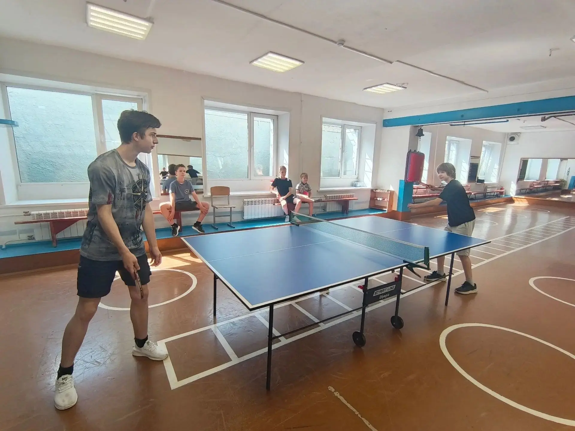🥊БОКСЁРАМ ЗАЧЕМ... НАСТОЛЬНЫЙ ТЕННИС? 🏓
Да-да, вы не ослышались! Многие тренеры специально отправл