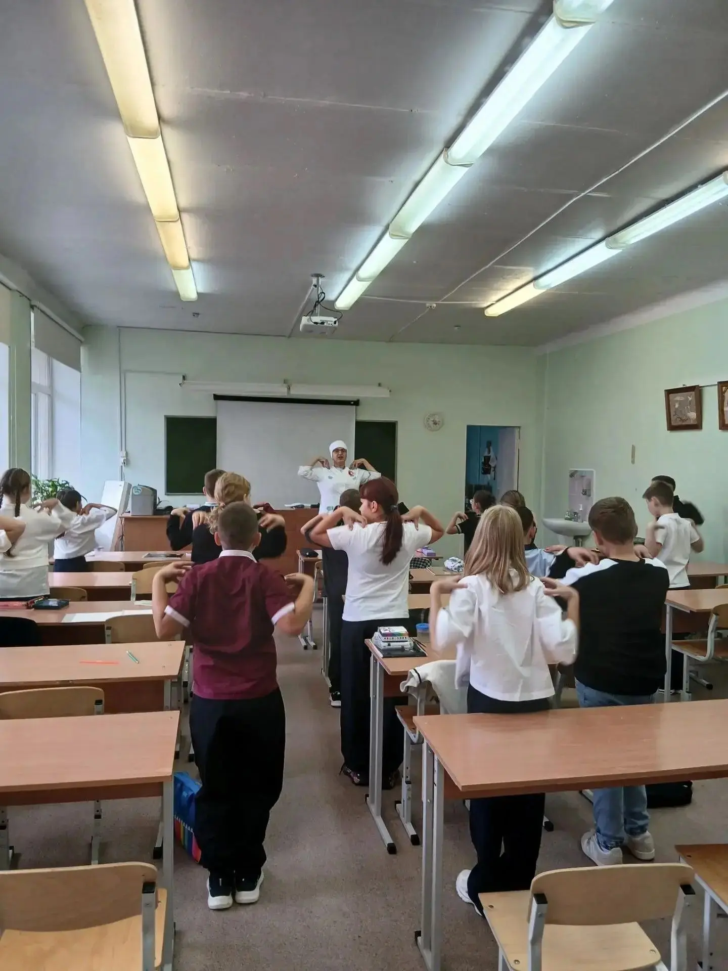 Фельдшер Пионерской районной больницы провела для школьников зарядку.