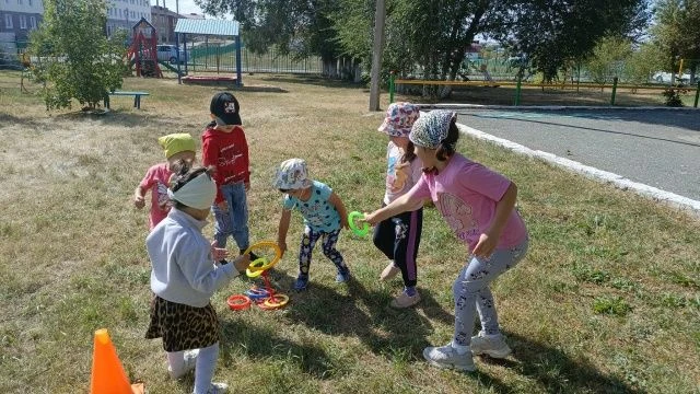 Храбрых конников по праву.