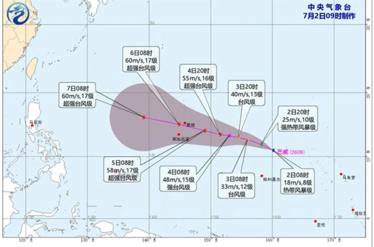На Хайнане готовятся к тайфуну Бави: на побережье убирают зонты и лежаки, в отелях – ме...