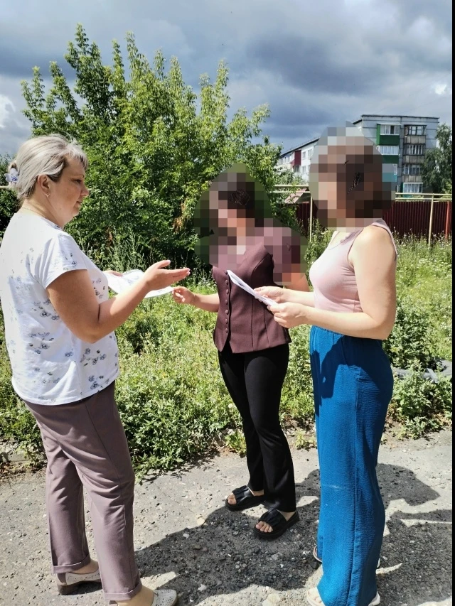 Специалисты по социальной работе продолжают проводить беседы по безопасности в летний п...