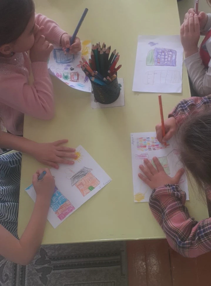 🎨 мы рисуем и творим, чтобы лучше был наш мир 😊🫶

Наши дети обожают рисовать. Рисование позволяет