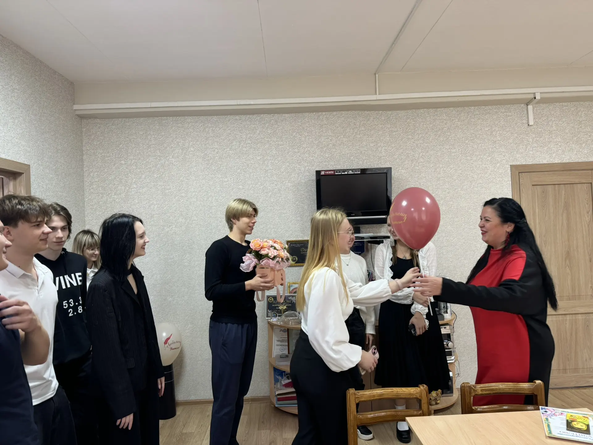 Дорогая Елена Николаевна!

С Днём рождения! 

В этот особенный день администрация, сотрудники, учени