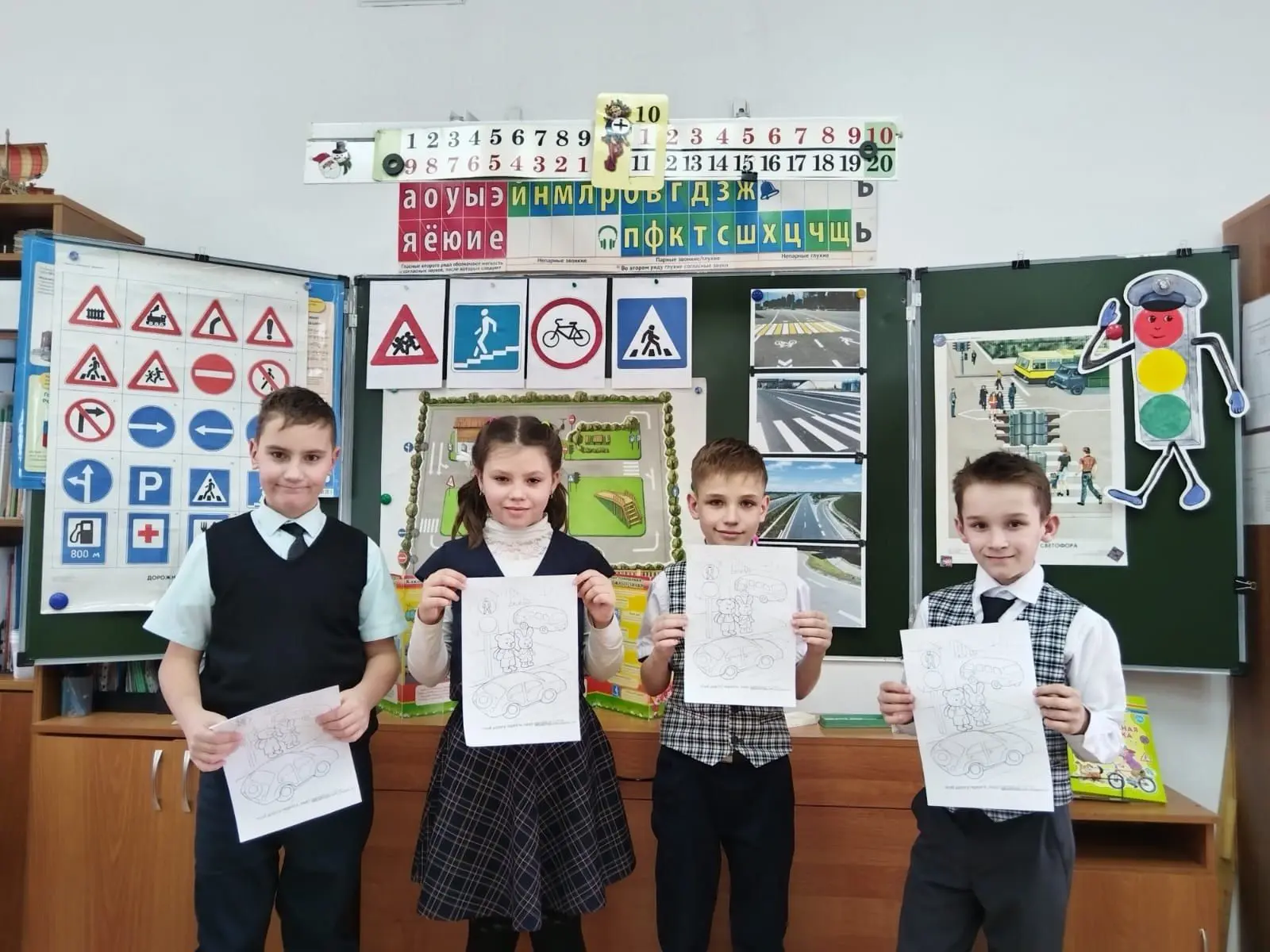 Красный — стой, желтый — жди, а зеленый — проходи! 🚦