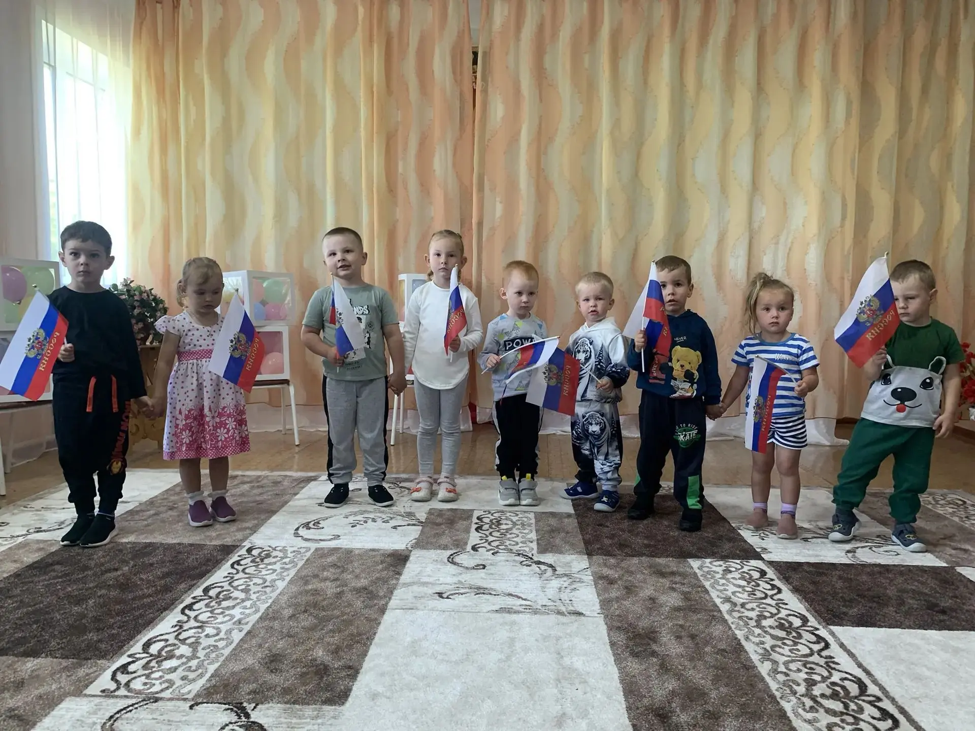 🇷🇺Взвейся в небо, флаг России гордой!