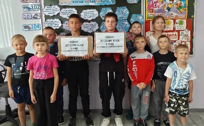 К очередной отправке на фронт жители еще успевают передать посылки.
