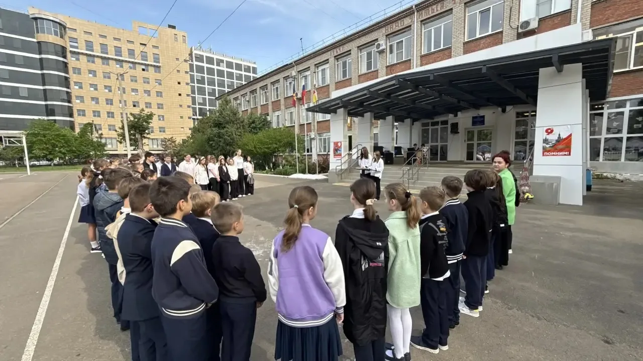 12.05 состоялась еженедельная торжественная линейка поднятия флагов.