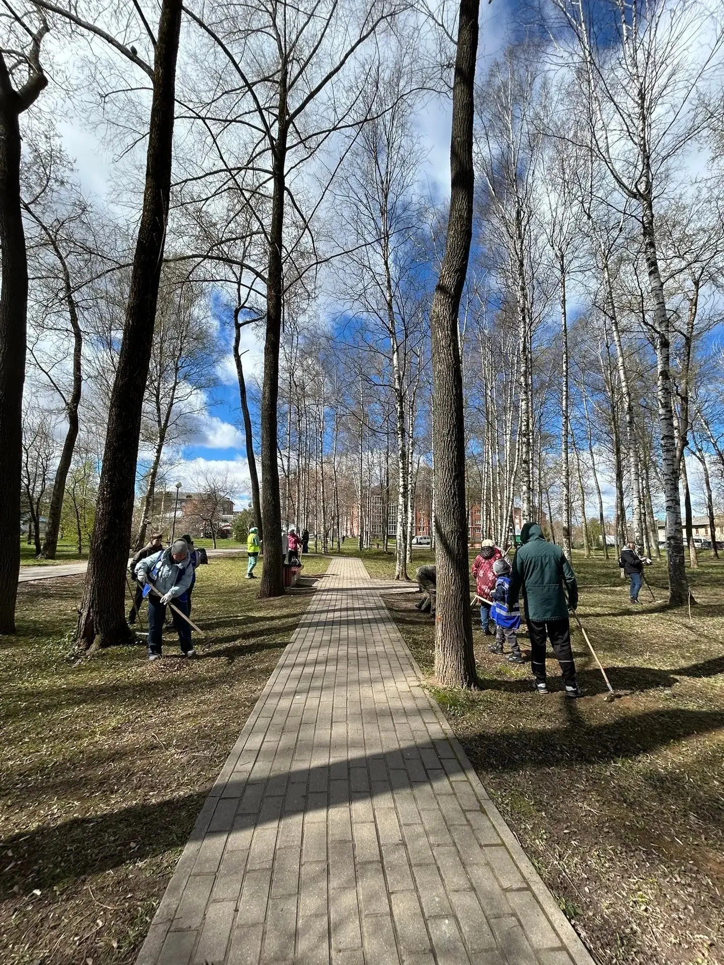 🌳Добрая апрельская традиция-  участие в субботнике!
В этот день мы вместе с волонтёрами, трудовыми 