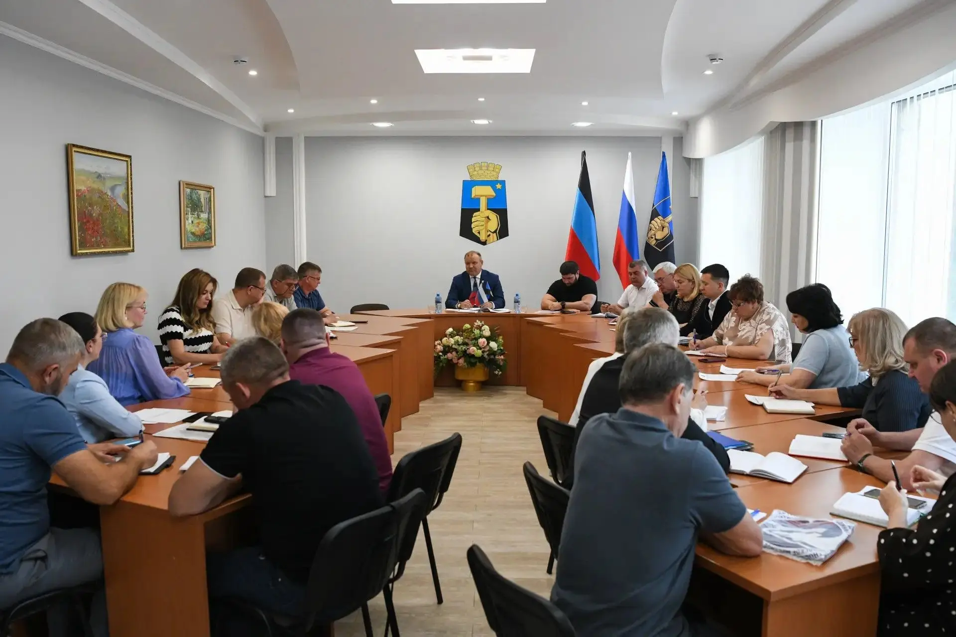 Глава ДНР Денис Пушилин поставил задачу содействовать решению проблемных вопросов город...