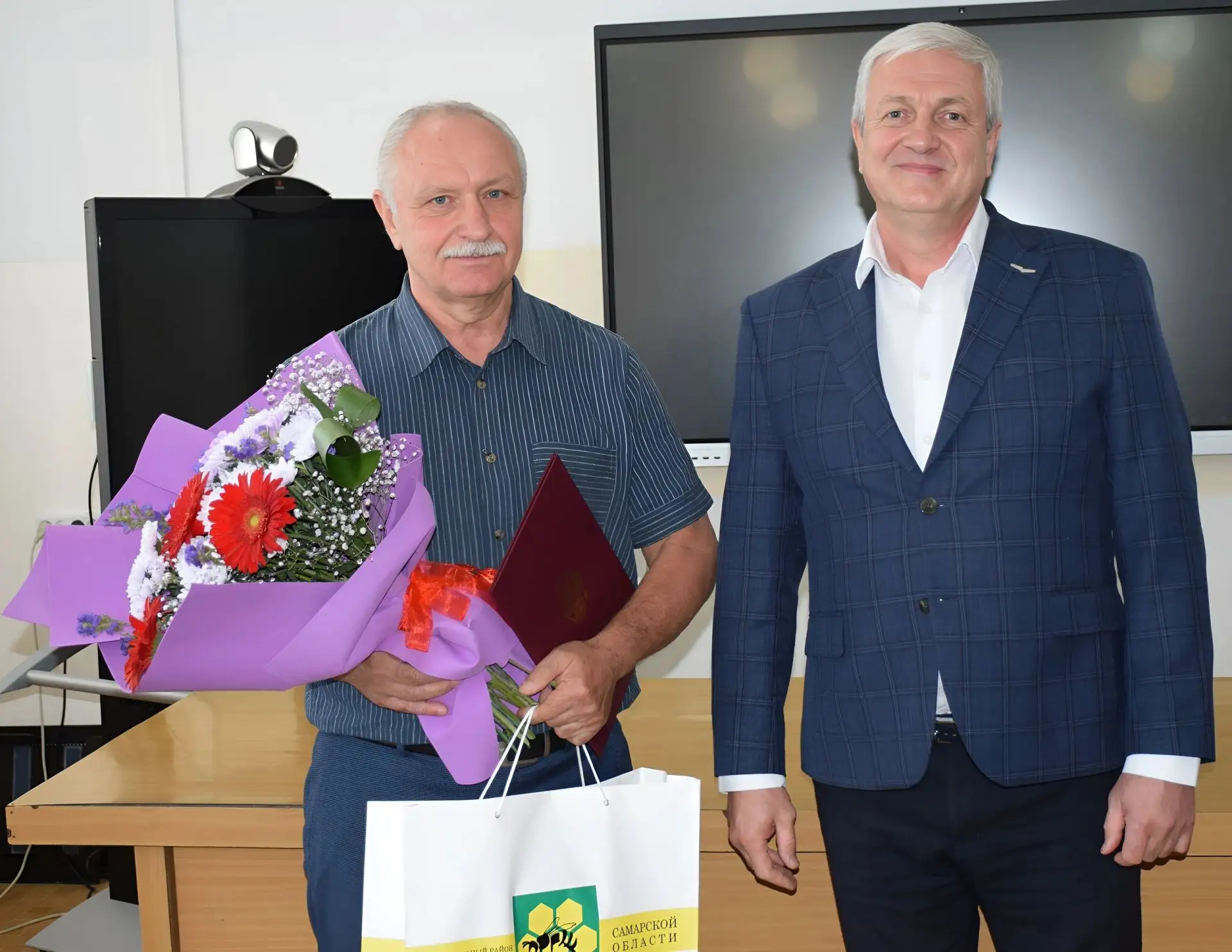 Глава муниципального района Пестравский Сергей Ермолов поздравил главного врача Пестрав...