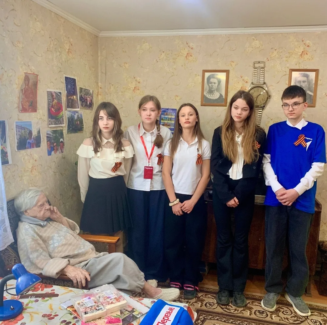 🔻 Своими делами  Ученики 7 «Г» класса приняли участие в акции «Поздравь ветерана своими делами», орг