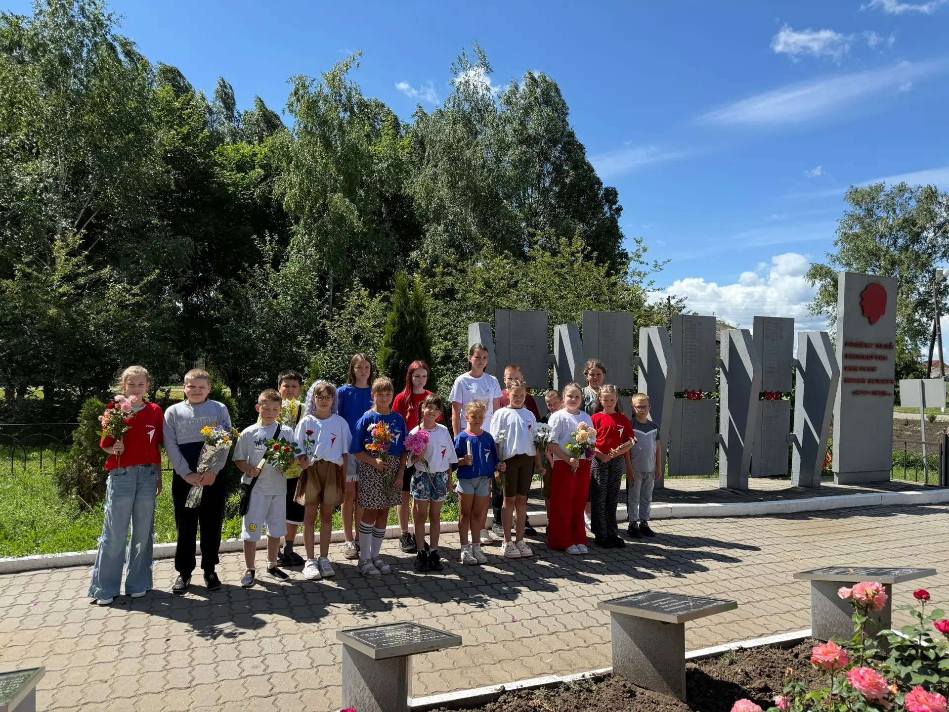 🎗️Акция ко Дню памяти и скорби🎗️

Сегодня в нашей школе прошла важная и трогательная акция, приуро