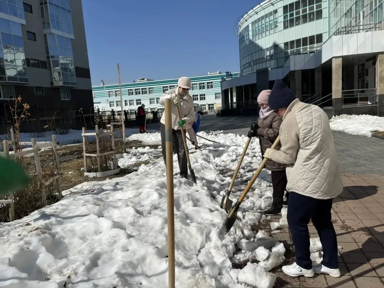 🌨️ Весенняя пятница: вместе делаем мир чище!  Сегодня наш дружный коллектив гимназии вышел на улицу,