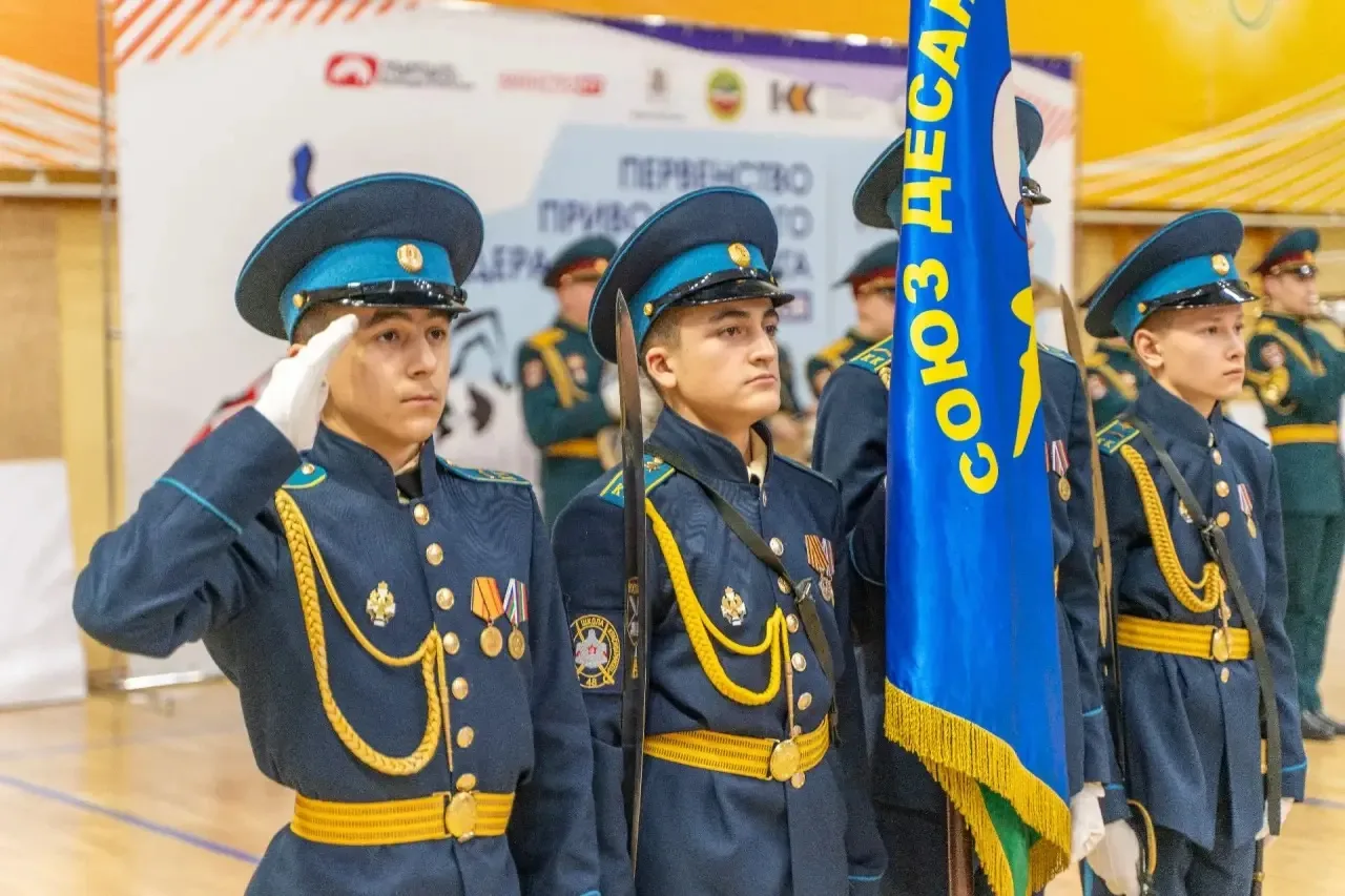 Учащиеся 9‑го «А» класса Минтимер Бахметов, Вильдан Ахмадеев и Владимир Борисов - получ...