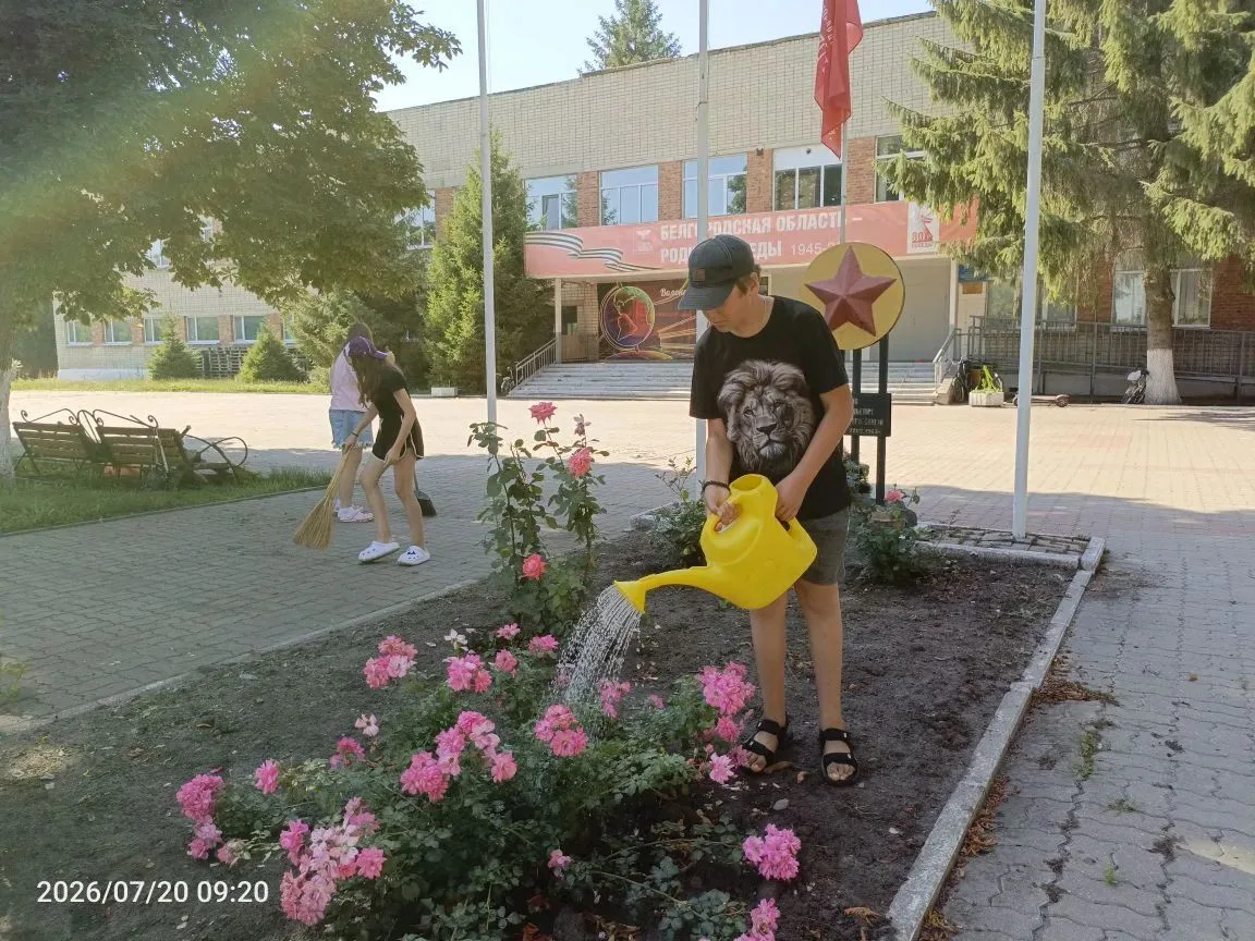 "Школьный двор - цветущий сад!" Под таким девизом 2⃣0⃣ июля началась трудовая смена для ребят 7А кла