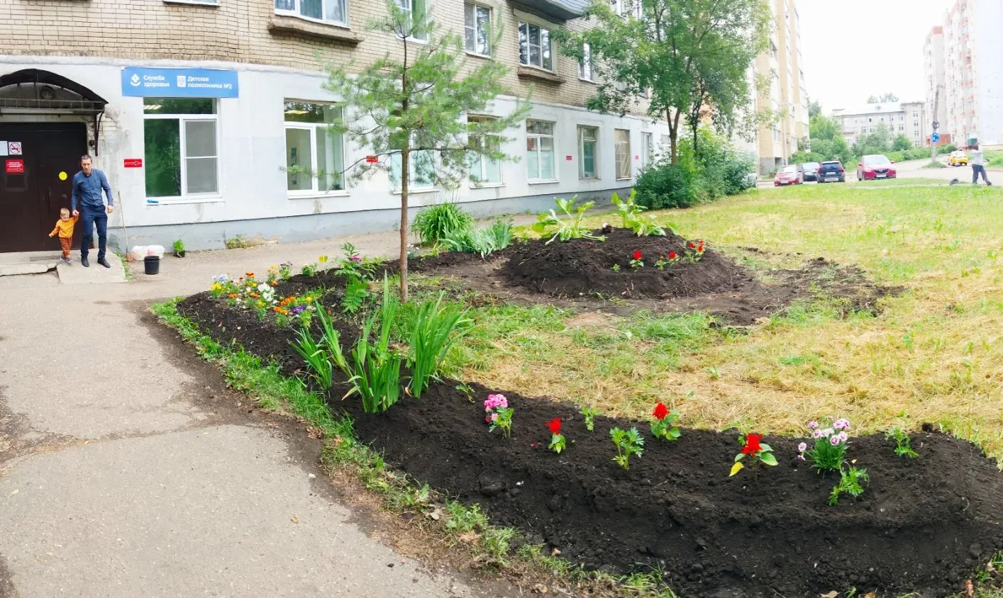 🌸🌼 Посмотрите, как преобразилась территория у Детской поликлиники № 2 Клинической больницы имени Н