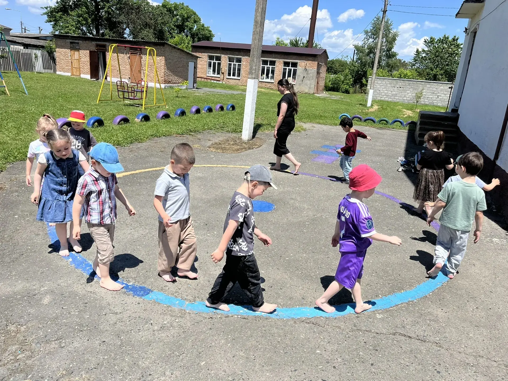 Прогулка босиком в средней группе: радость и польза в каждом шаге!👣

Ходьба босиком по природным по