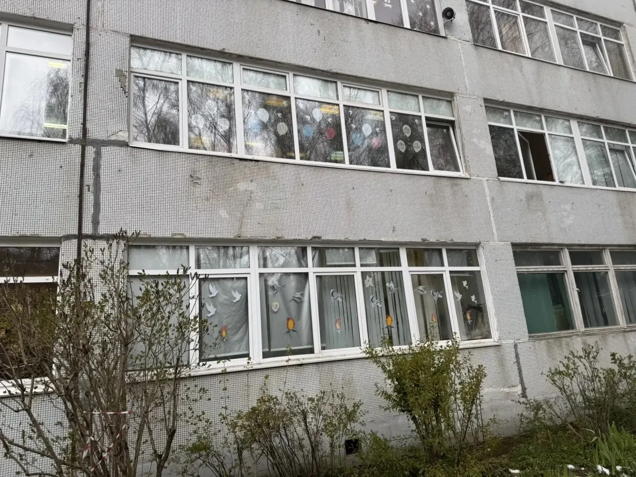 В преддверии Дня Победы преобразились окна нашей школы: ученики, родители и педагоги приняли участие