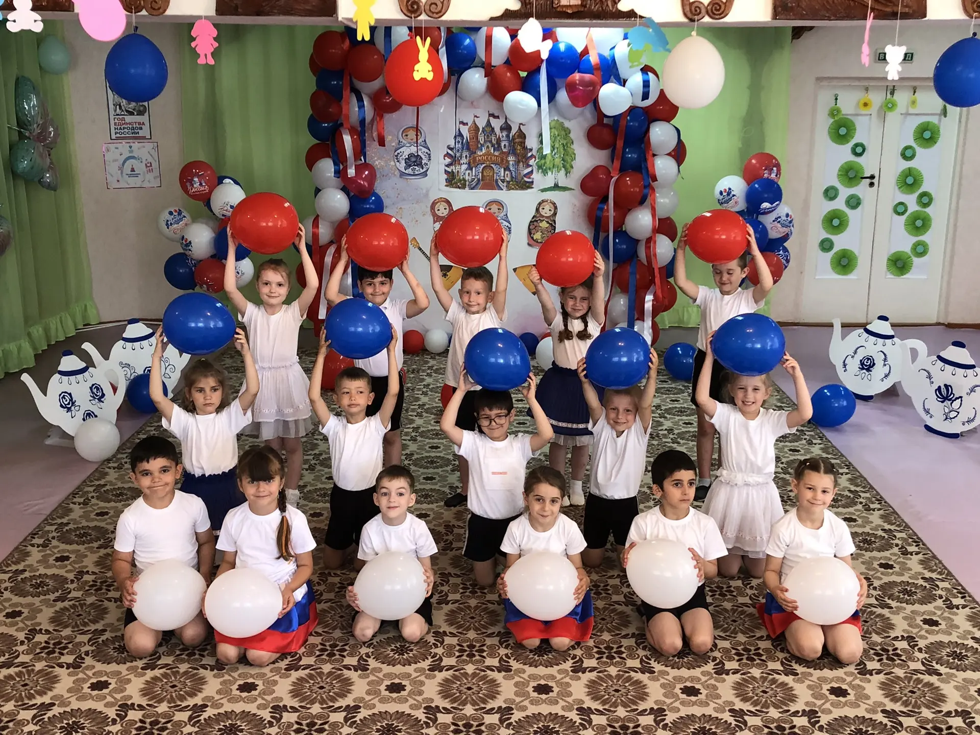 В июне, двенадцатого дня, 🗓️
Отмечает страна, любя,
День России — праздник светлый, 🇷🇺✨
Дух народ