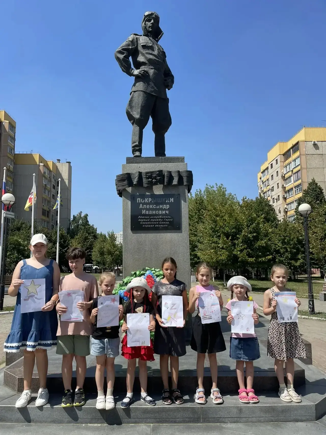 Маленькие письма с большим сердцем: участники детской площадки «Ракета» поддержали наши...