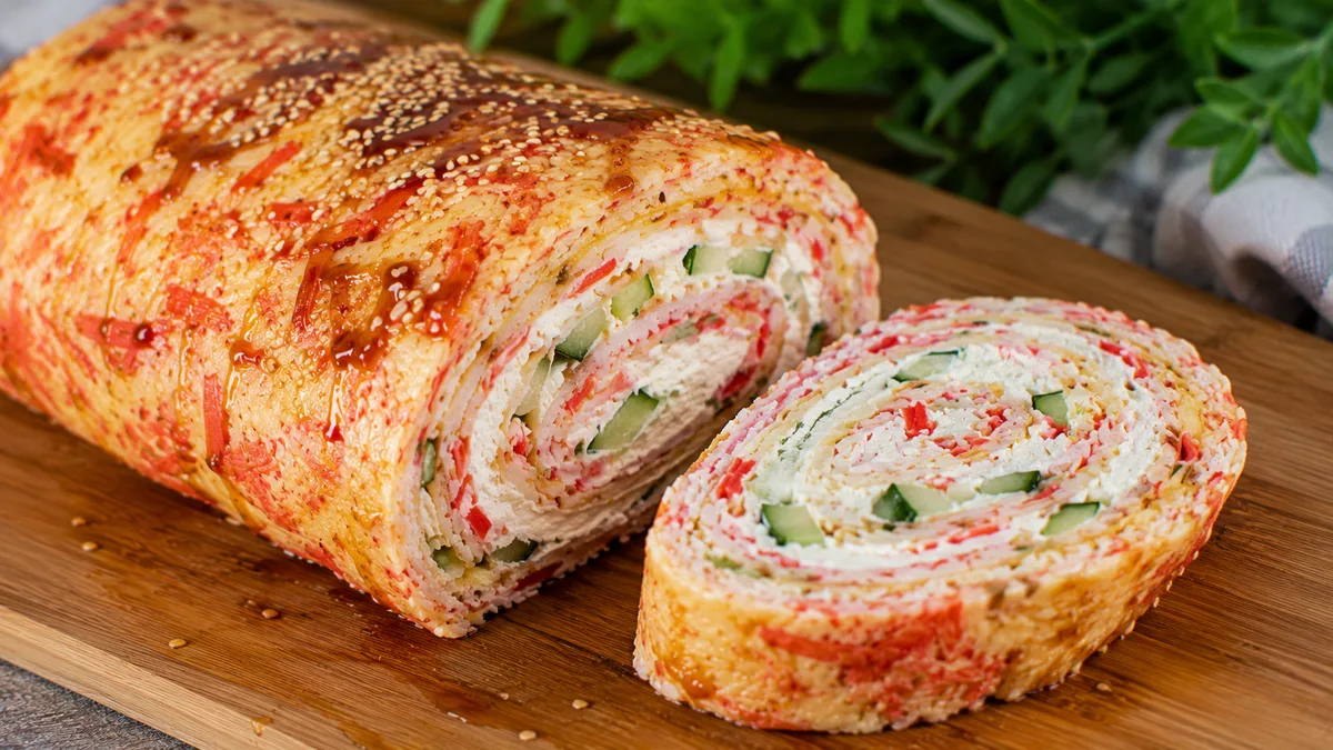 Какой замечательный и аппетитный рецепт! 😍 Такой крабовый рулет с икрой и огурцом — эт...