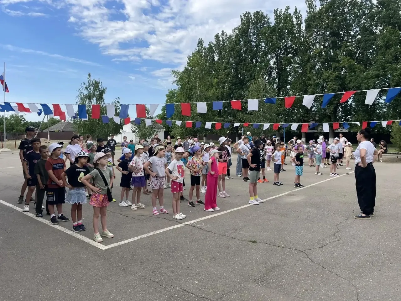 ☀️ Новый день — новые победы!Бодрый старт: Энергичная разминка на свежем воздухе зарядила всех позит