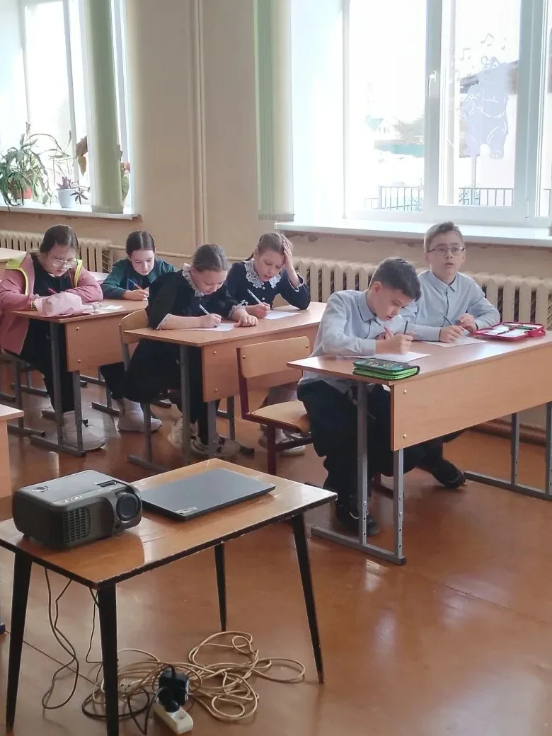 Поздравляем победителей  малой муниципальной олимпиады по русскому языку Новикову Юнну и Блинову Кар