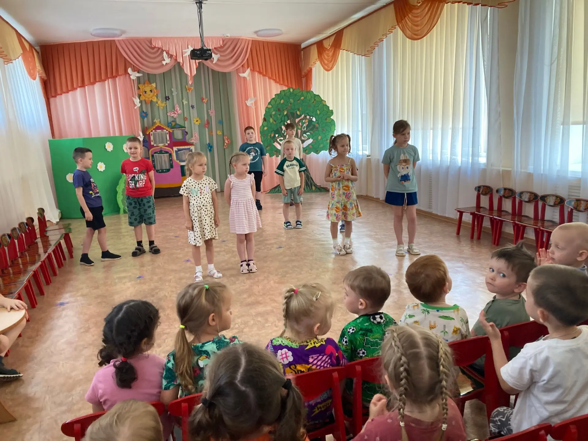 🎈Сегодня в нашем музыкальном зале прошел маленький концерт для младших групп. 🎼🎹🎤💥

Старшие дет