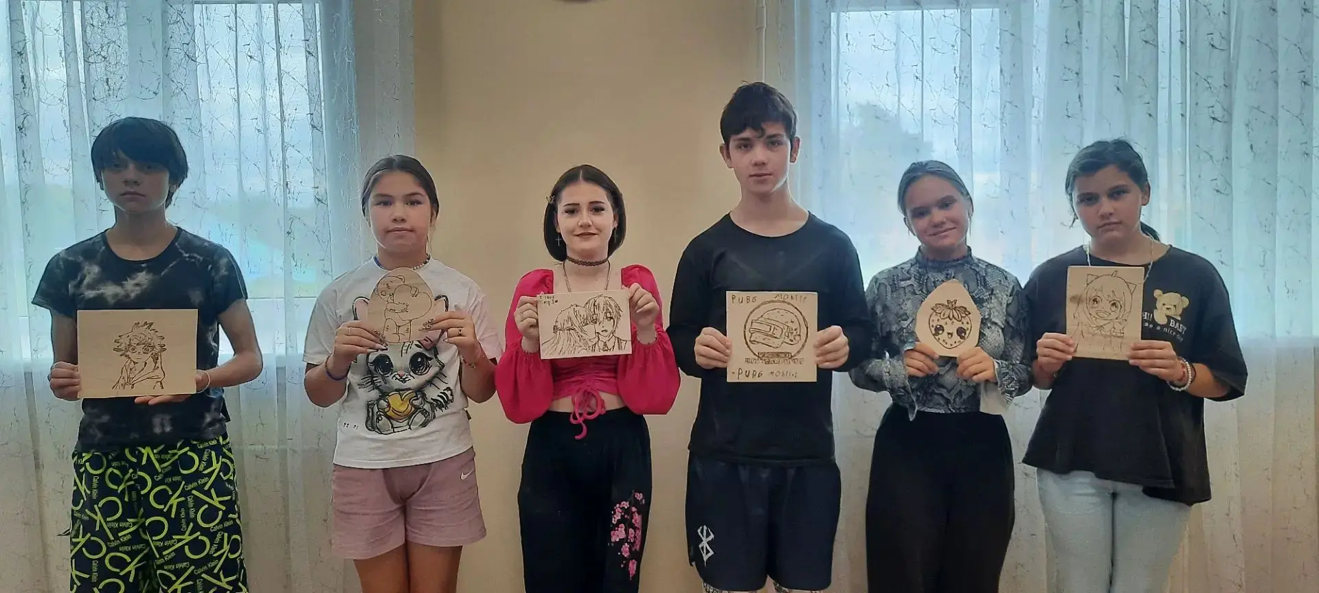 В социальном приюте «Теплый дом» тишина бывает разной. Сегодня она пахнет древесиной и ...