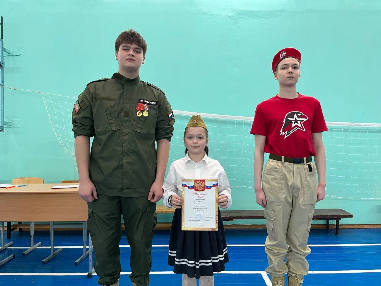 3-и и 5-е классы на смотре! 🥁  Сегодня в школе прошёл смотр строя и песни для 3-х и 5-х классов. 🌟  