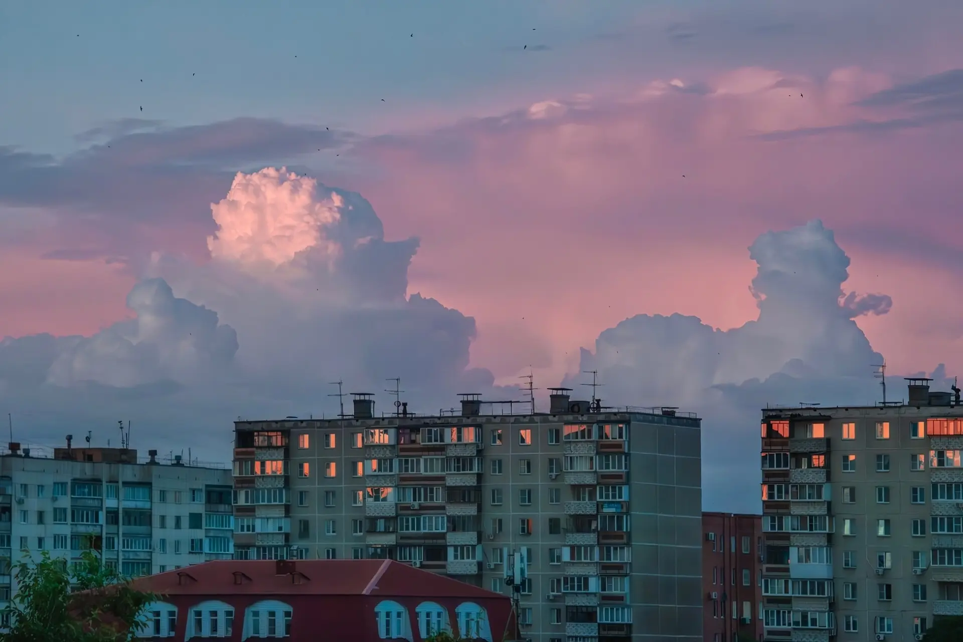 Спокойной ночи, челябинцы! 😴 Завтра будет небольшой дождь ⛈, 🌡 температура днём +21, ночью +14. Ка