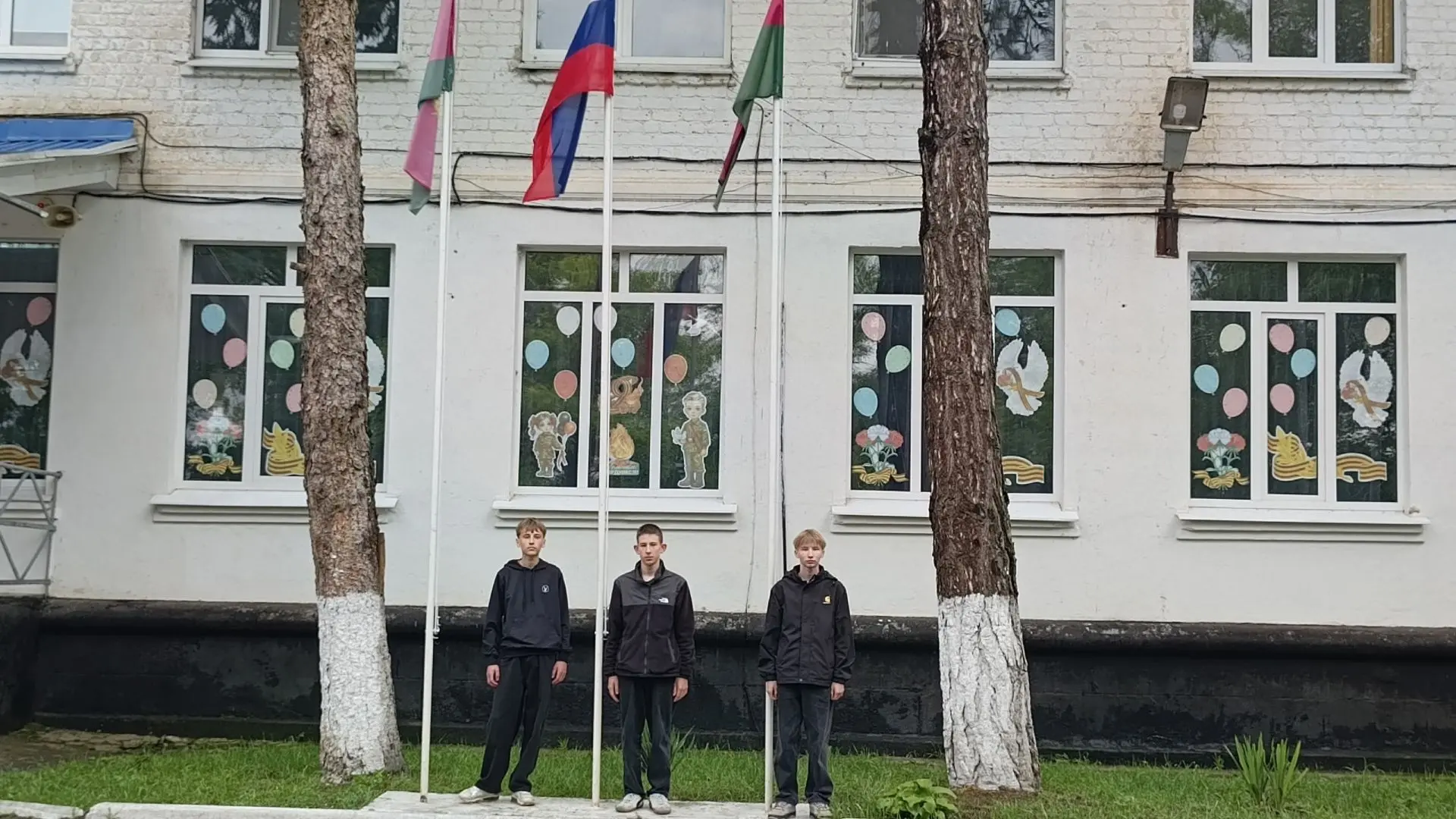 Торжественное поднятие флагов РФ, Кубани и Брюховецкого района в преддверии Дня России