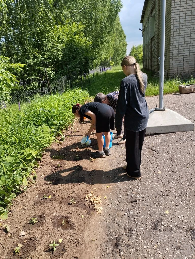 Сегодня в лагере "Солнечный" прошёл День спорта. День
 прошёл насыщенно и интересно. Ребята начали д