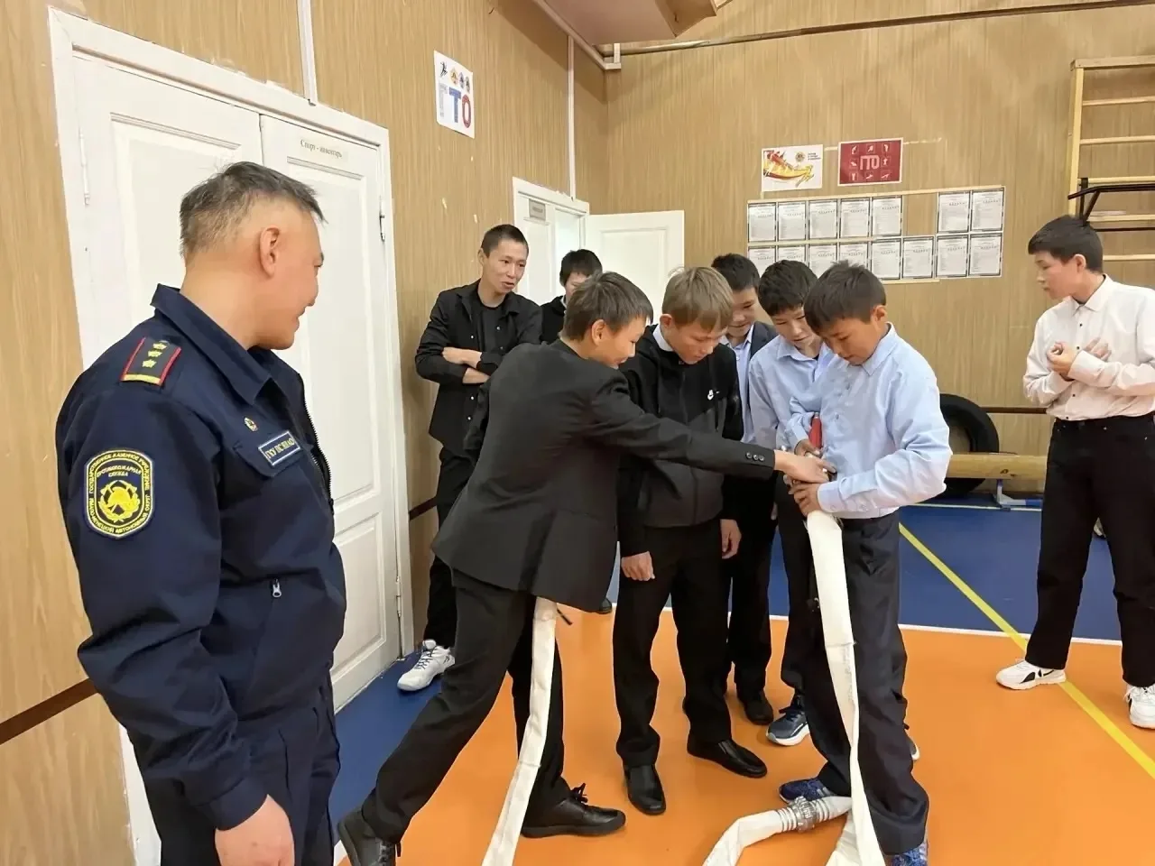 Новопортовские школьники примерили профессию пожарного👨‍🚒