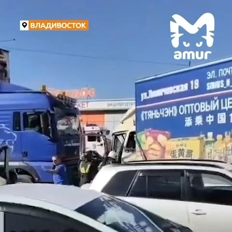 🚨 Владивосток: фура без тормозов протаранила семь машин