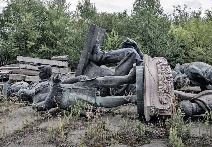 Пушкин, Ломоносов и Горький на свалке в украинском Днепропетровске. Символично!