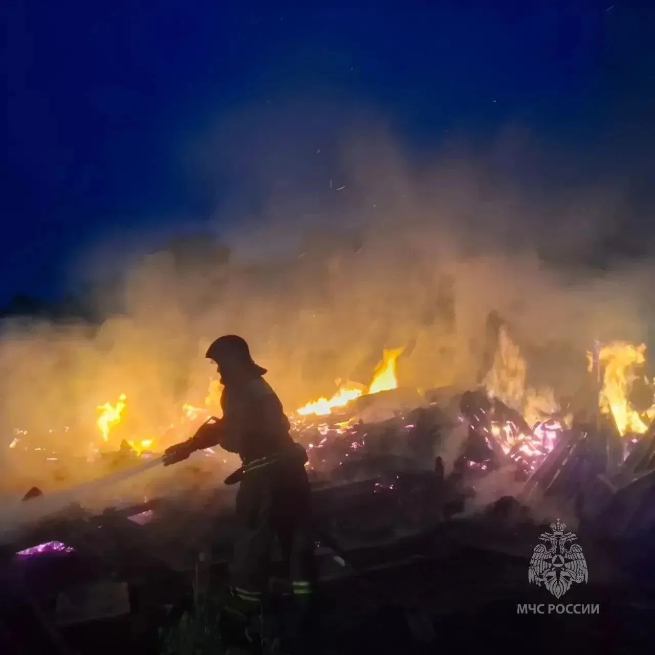 В Канске при пожаре в садовом обществе сгорели две бани: произошла разгерметизация газового баллона
