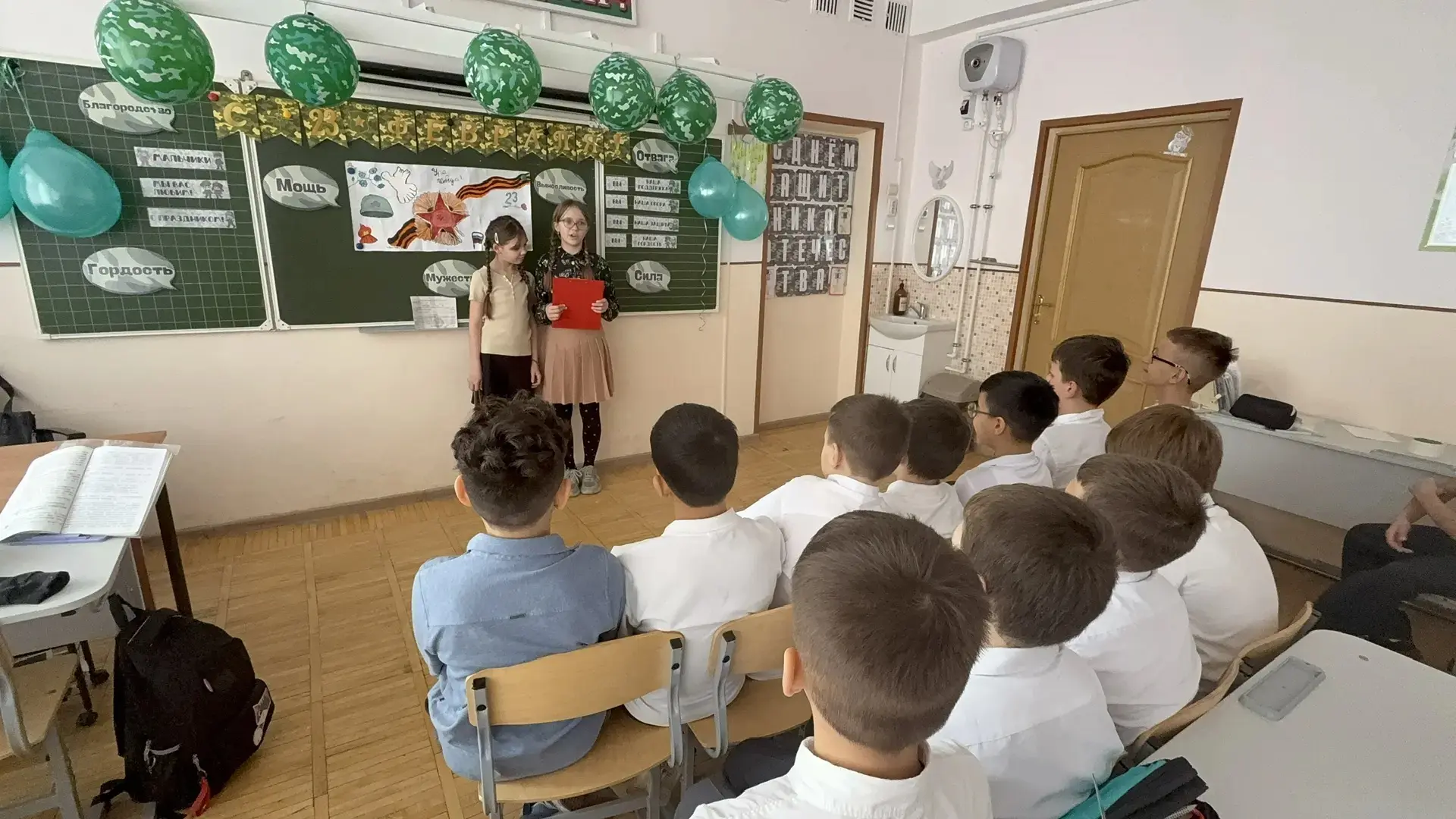 В 4 «Г» девочки поздравили своих одноклассников с Днём защитника Отечества. Для мальчиков были подго
