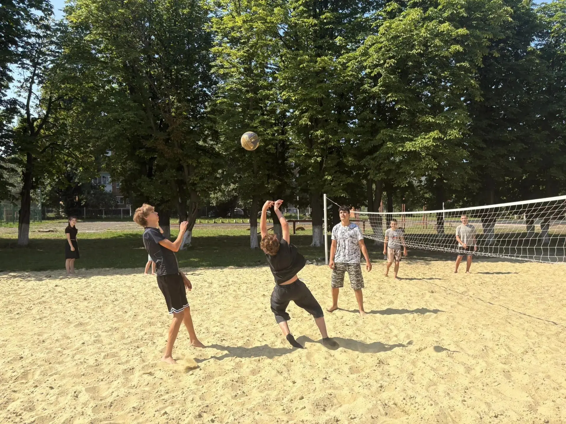 🇷🇺 Школьный Вестник
🏐 «Песок, мяч и радость: как живёт пляжная площадка в школе №23»
На территори