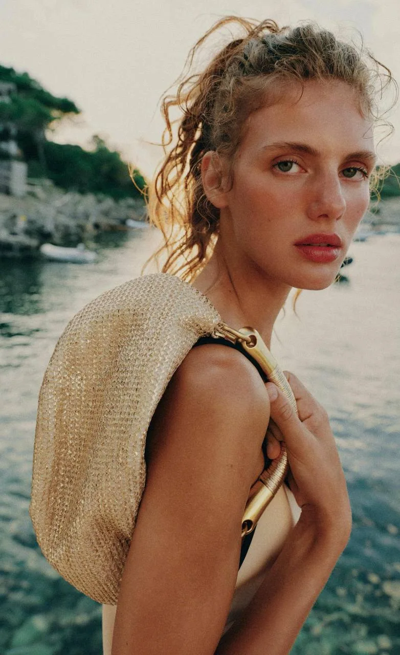 ZARA

Сумка — 4 050₽
Платье — 4 050₽
Юбка — 3 510₽
Пиджак — 5 400₽
Топ — 3 510₽
Брюки — 4 860₽
Топ с