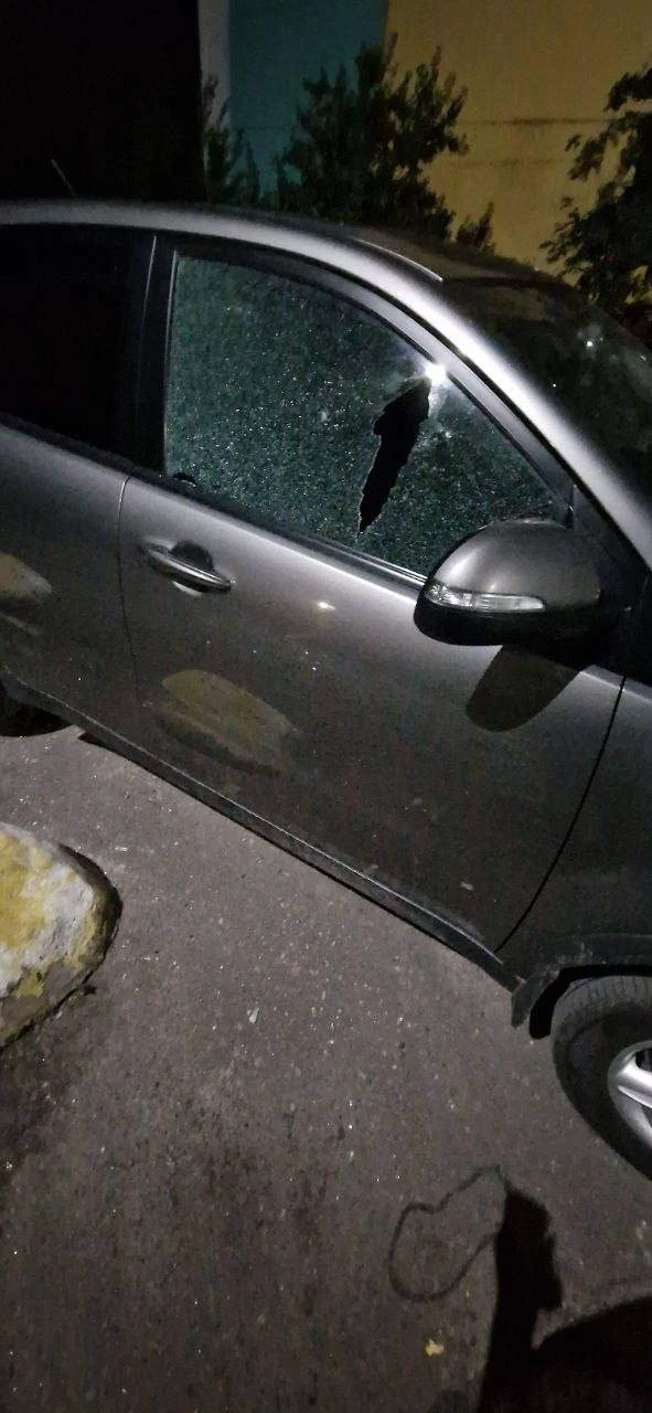 📸 Жители показали повреждённые после атаки БПЛА автомобили в Воронежской области.