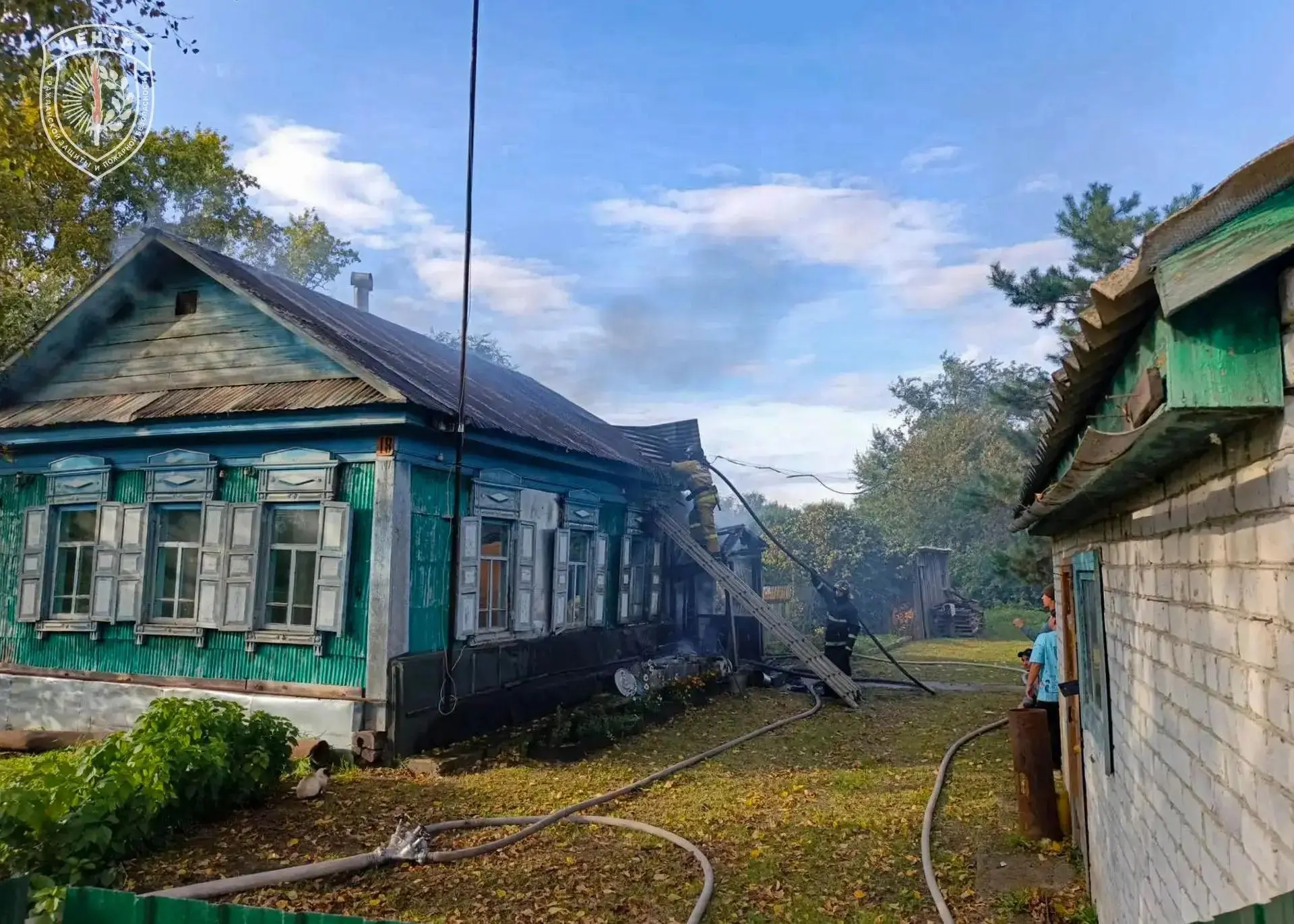 В селе Козьмодемьяновка пожарные предотвратили распространение огня на жилой дом