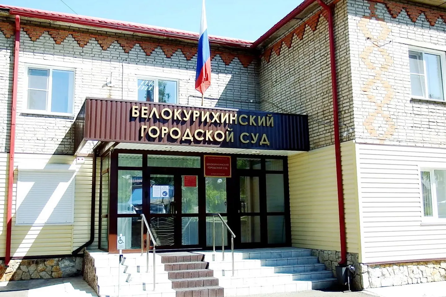 СУД БЕЛОКУРИХИ ПОДТВЕРДИЛ ОБЯЗАННОСТЬ ПЕРЕДАТЬ ВРАЧУ ОБЕЩАННУЮ КВАРТИРУ ПОСЛЕ ДЕСЯТИ ЛЕ...